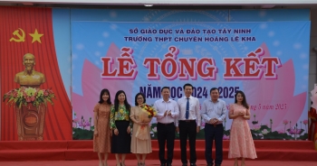 Thứ trưởng Nguyễn Thanh Ngọc trao tặng 50 suất học bổng cho học sinh có hoàn cảnh khó khăn