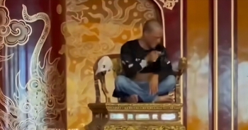 Danh tính đối tượng ngồi xếp bằng rồi phá hỏng ngai vua triều Nguyễn giữa ban ngày
