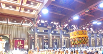 Hàng ngàn người xếp hàng vào chiêm bái xá lợi Đức Phật tại Cung Trúc Lâm Yên Tử