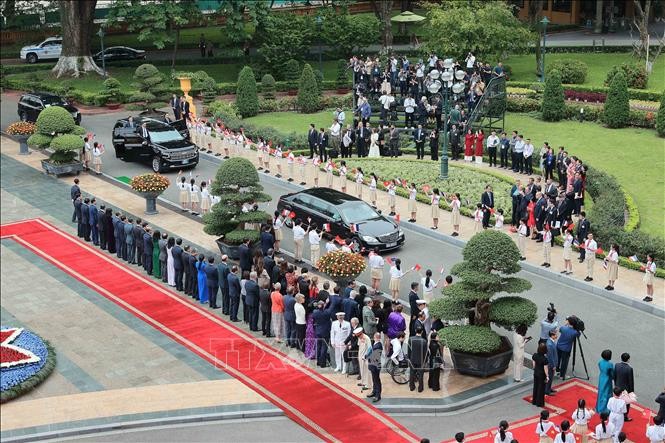 Chủ tịch nước Lương Cường chủ trì lễ đón cấp Nhà nước Tổng thống Cộng hòa Pháp