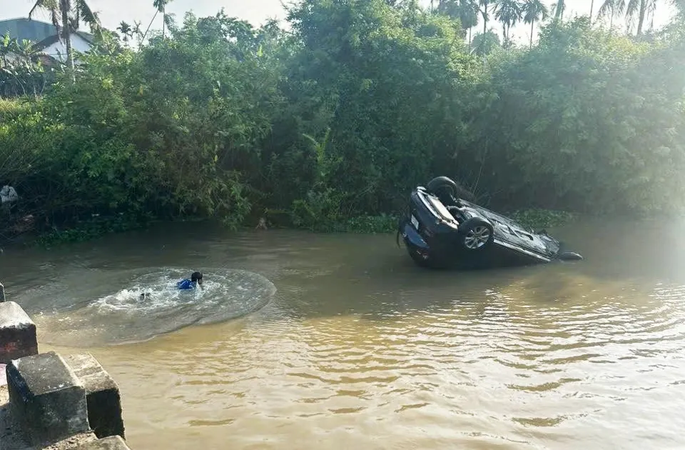 Ô tô lao xuống sông, ông ngoại phá kính cứu cháu 30 tháng tuổi thoát chết trong gang tấc