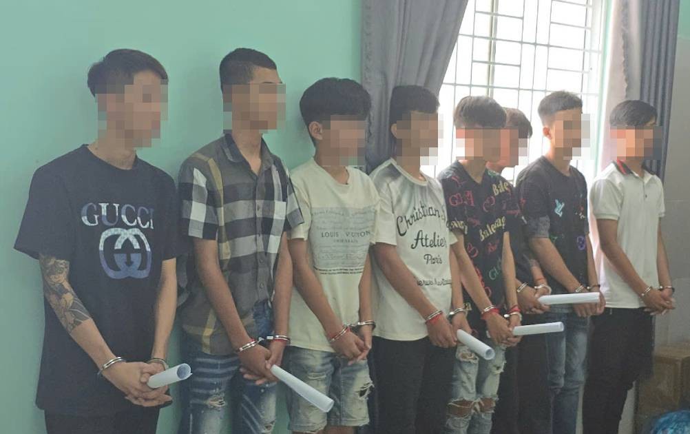 Khởi tố nhóm 'thanh niên choai' đuổi đánh nhau, chém trọng thương người đi đường