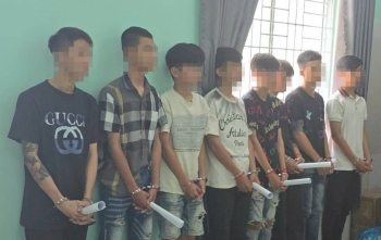 Khởi tố nhóm 'thanh niên choai' đuổi đánh nhau, chém trọng thương người đi đường