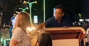 Xác minh vụ người lái xích lô ở Nha Trang giật tiền trên tay du khách nước ngoài