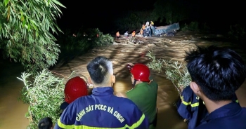 Cứu hộ kịp thời 4 người dân mắc kẹt giữa dòng lũ ở Huế