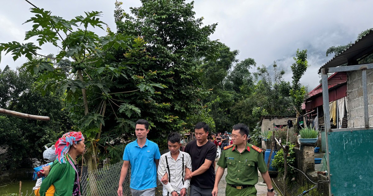 Bắt giữ nghi phạm giết người trốn trên xà nhà