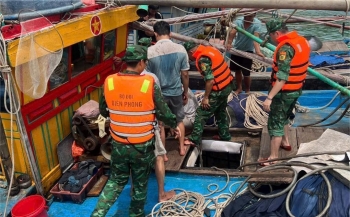 Đồn Biên Phòng Thanh Lân cứu hộ thành công 4 ngư dân gặp nạn trên biển
