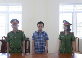 Khởi tố, bắt tạm giam chủ tịch xã để hư hỏng hàng trăm tấn xi măng hỗ trợ xây dựng nông thôn mới