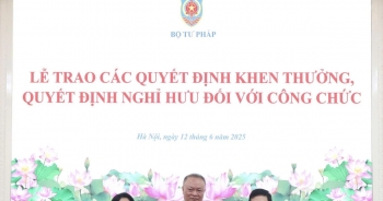 Bộ Tư pháp trao Quyết định khen thưởng, Quyết định nghỉ hưu cho các công chức