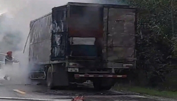 Xe tải bốc cháy khi lưu thông qua Quảng Bình