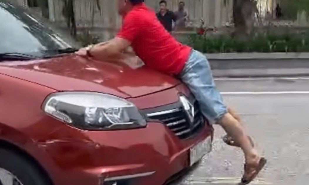 Xôn xao clip người đàn ông bám đầu ôtô đang chạy ở TP Hà Tĩnh
