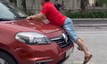 Xôn xao clip người đàn ông bám đầu ôtô đang chạy ở TP Hà Tĩnh