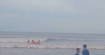 Cứu nhiều người bị sóng cuốn khi tắm biển ở biển Hà Tĩnh