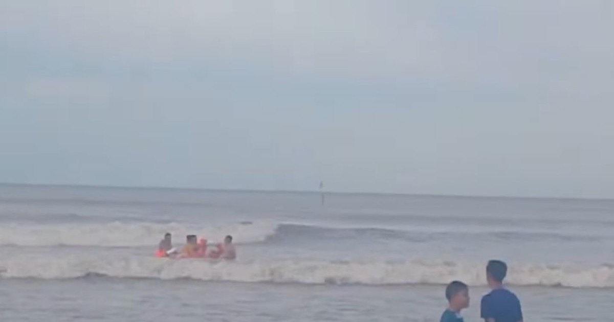 Cứu nhiều người bị sóng cuốn khi tắm biển ở biển Hà Tĩnh