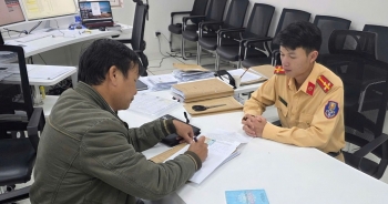 Vì sao tài xế 2 lần vượt đèn đỏ vẫn được tuyên dương?