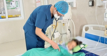 Rắn cạp nia chui từ điều hoà cắn bé gái nguy kịch