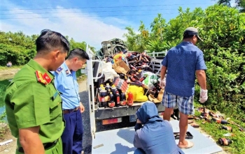 Điều tra nguồn gốc hàng ngàn chai nước mắm bị vứt bỏ ở Quảng Nam