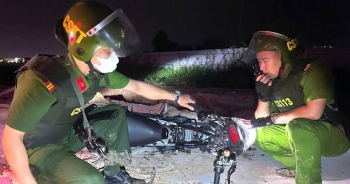 Cảnh sát nổ 10 phát súng chỉ thiên trấn áp nhóm thanh niên gây rối trật tự