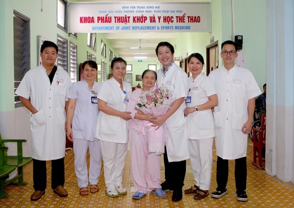 Bệnh viện Trung ương Huế thực hiện thành công phẫu thuật thay khớp háng và xương đùi bằng kỹ thuật chuyên sâu