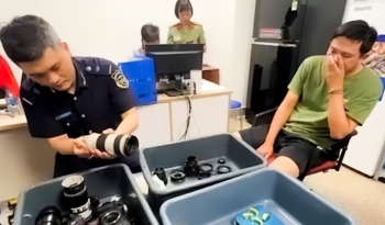 Bắt giữ đối tượng giấu gần 2kg nghi là vàng trong máy ảnh