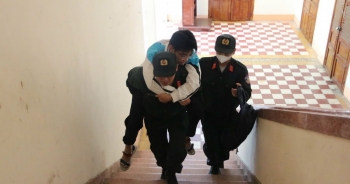 Cảnh sát cơ động Bình Định cõng thí sinh bị gãy chân đi thi
