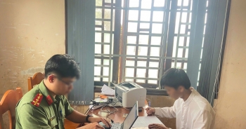 Khởi tố vụ thí sinh dùng camera cúc áo gian lận môn Ngữ văn