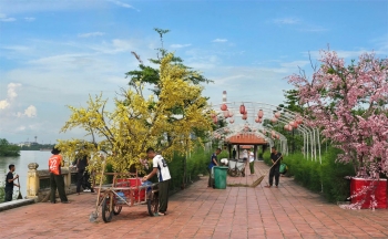 Cảnh sát chống khủng bố chung tay làm vệ sinh môi trường Bến Đò Cổ ở Quảng Ninh