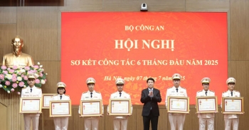 Giám đốc Công an tỉnh Quảng Ninh đón nhận Huân chương Chiến công hạng Nhất