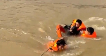 Kịp thời cứu vớt cô gái trẻ nhảy cầu Vĩnh Tuy xuống sông Hồng