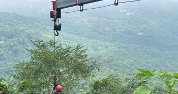 Cứu 2 người đi xe máy rơi xuống vực ở Ba Vì