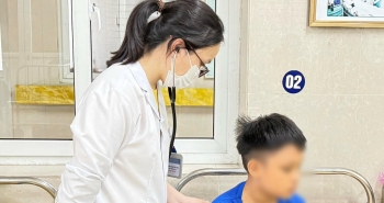 2 trẻ co giật, trợn mắt khi đang ngồi trên ô tô