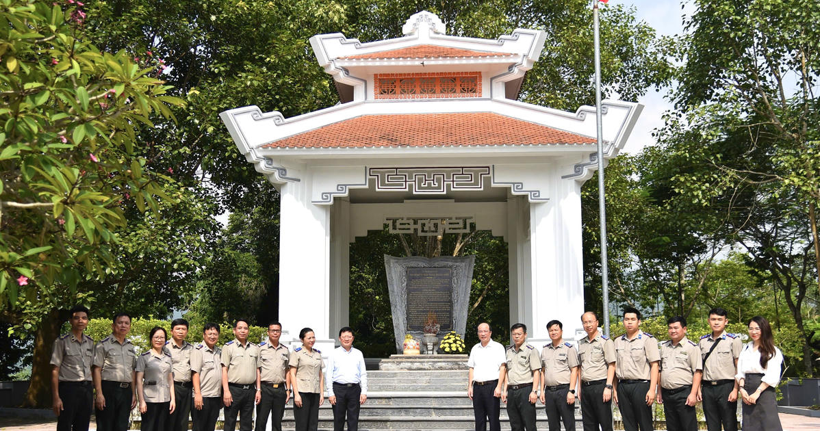 Thứ trưởng Mai Lương Khôi dâng hương tại Khu di tích lịch sử Bộ Tư pháp