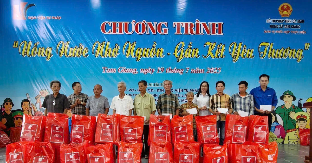 Học viện Tư pháp (cơ sở TPHCM) trao tặng nhà tình nghĩa và quà cho gia đình chính sách, trẻ mồ côi hiếu học tại Cà Mau