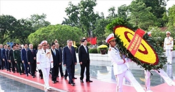 Lãnh đạo Đảng, Nhà nước dâng hương tưởng niệm các Anh hùng liệt sĩ và vào Lăng viếng Chủ tịch Hồ Chí Minh