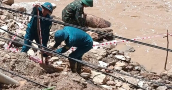 Lũ rút, lộ quả bom khủng bên sông ngay gần đường quốc lộ