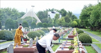 Tổng Bí thư Tô Lâm dâng hương tưởng niệm các Anh hùng, Liệt sĩ tại Điện Biên