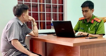 Tài xế ô tô nghi say xỉn lao vào xe hàng, gây phẫn nộ trên mạng xã hội