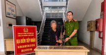 Phát hiện súng quân dụng và hàng trăm viên đạn dưới nền chuồng heo cũ của một hộ dân
