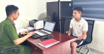 Camera an ninh ghi lại cảnh nam thanh niên dùng bát sành đánh người tại quán ăn đêm