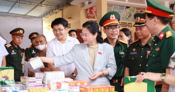 Khám, cấp thuốc miễn phí cho hơn 600 người dân vùng biên giới Việt - Lào