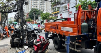 Xe bán tải mất lái gây tai nạn nghiêm trọng, tài xế nghi bị đột quỵ