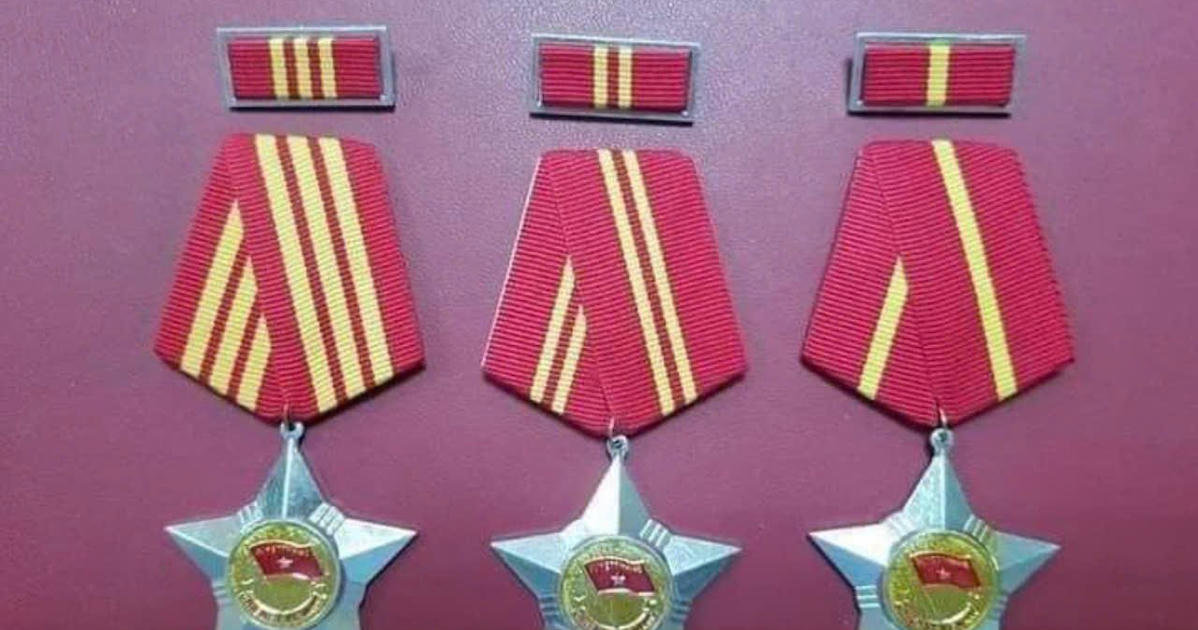 Để được xét tặng Huy chương Chiến sĩ vẻ vang theo niên hạn cần điều kiện gì?