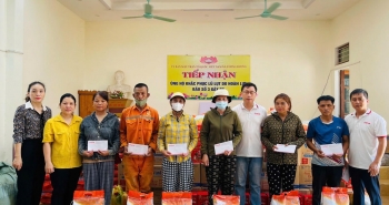 Báo Pháp luật Việt Nam trao quà đến người dân tâm lũ Tương Dương