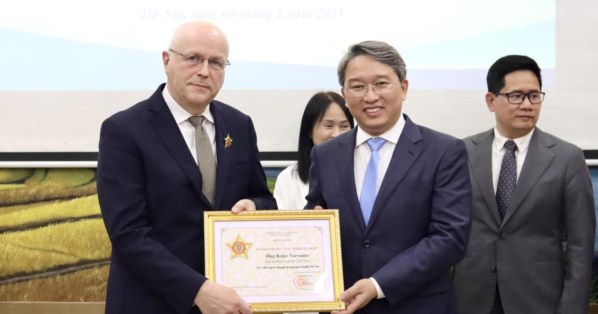 Trao Kỷ niệm chương “Vì sự nghiệp tư pháp” cho Đại sứ Phần Lan tại Việt Nam