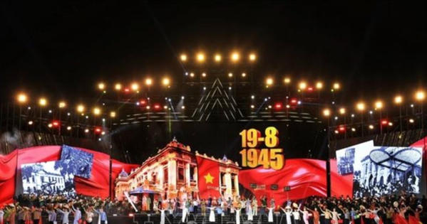 Tổng Bí thư Tô Lâm dự chương trình chính luận nghệ thuật "Dưới cờ vinh quang"