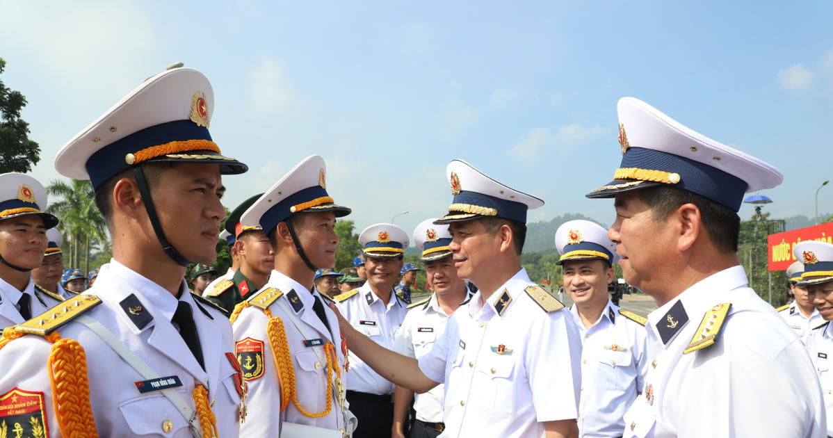 Chính ủy Hải quân thăm, động viên lực lượng luyện tập diễu binh, diễu hành kỷ niệm Quốc khánh 2/9