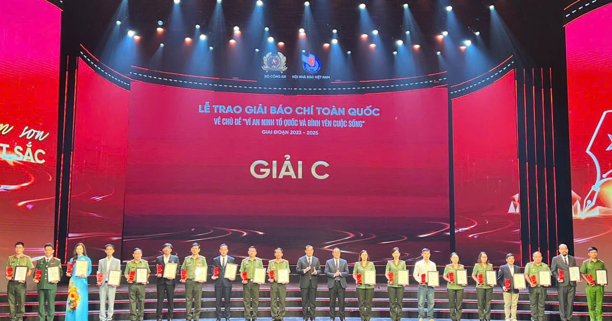 Báo Pháp luật Việt Nam vinh dự nhận 2 giải C - Giải báo chí Toàn quốc "Vì an ninh Tổ quốc và bình yên cuộc sống"