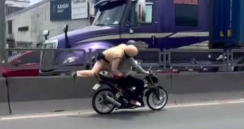 Truy tố nam thanh niên điều khiển xe máy bỏ chạy, buộc cảnh sát giao thông liều mình bám yên xe đuổi theo