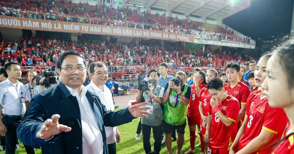Thủ tướng Chính phủ Phạm Minh Chính động viên đội tuyển bóng đá nữ Việt Nam