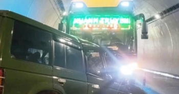 Xe khách giường nằm và ô tô 7 chỗ va chạm trong hầm Đèo Ngang, 2 người tử vong